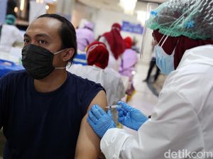 Foto Giliran Pedagang Tanah Abang Divaksin