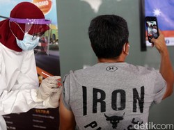 Rela Disuntik Meski Deg-degan, Pedagang Lega Akhirnya Dapat Vaksin