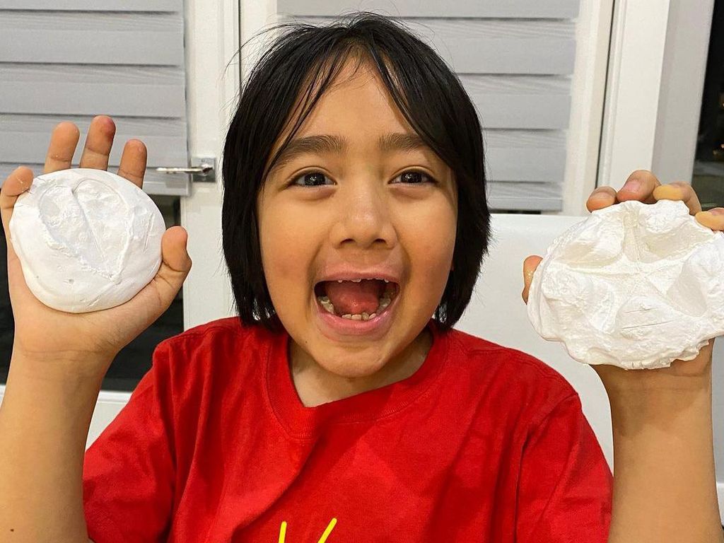 Potret 10 Miliuner Termuda, YouTuber Sampai Ratu Kecantikan Cilik Potret 10 Miliuner Termuda, YouTuber Sampai Ratu Kecantikan Cilik