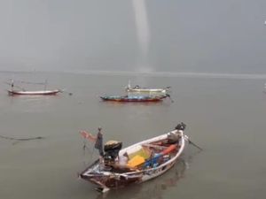 Angin Puting Beliung Muncul di Tengah Laut Kenjeran, Ini Penjelasan BMKG Angin Puting Beliung Muncul di Tengah Laut Kenjeran, Ini Penjelasan BMKG