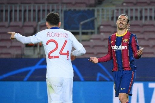 Barcelona's French midfielder Antoine Griezmann (R) reacts after missing a goal opportunity during the UEFA Champions League round of 16 first leg football match between FC Barcelona and Paris Saint-Germain FC at the Camp Nou stadium in Barcelona on February 16, 2021. (Photo by LLUIS GENE / AFP)