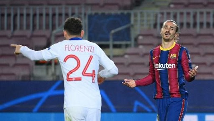 Barcelonas French midfielder Antoine Griezmann (R) reacts after missing a goal opportunity during the UEFA Champions League round of 16 first leg football match between FC Barcelona and Paris Saint-Germain FC at the Camp Nou stadium in Barcelona on February 16, 2021. (Photo by LLUIS GENE / AFP)