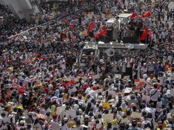 Puluhan Ribu Warga Tak Gentar Demo Antikudeta Myanmar Usai Penembakan