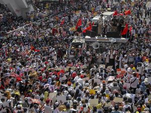 Lautan Manusia Aksi Protes Kudeta Militer di Myanmar Lautan Manusia Aksi Protes Kudeta Militer di Myanmar