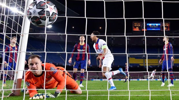 BARCELONA, SPAIN - FEBRUARY 16:  Marc-Andre ter Stegen of FC Barcelona reacts as Moise Keane of Paris Saint-Germain (not pictured) scores their side's third goal the during the UEFA Champions League Round of 16 match between FC Barcelona and Paris Saint-Germain at Camp Nou on February 16, 2021 in Barcelona, Spain. Sporting stadiums around Spain remain under strict restrictions due to the Coronavirus Pandemic as Government social distancing laws prohibit fans inside venues resulting in games being played behind closed doors. (Photo by David Ramos/Getty Images)