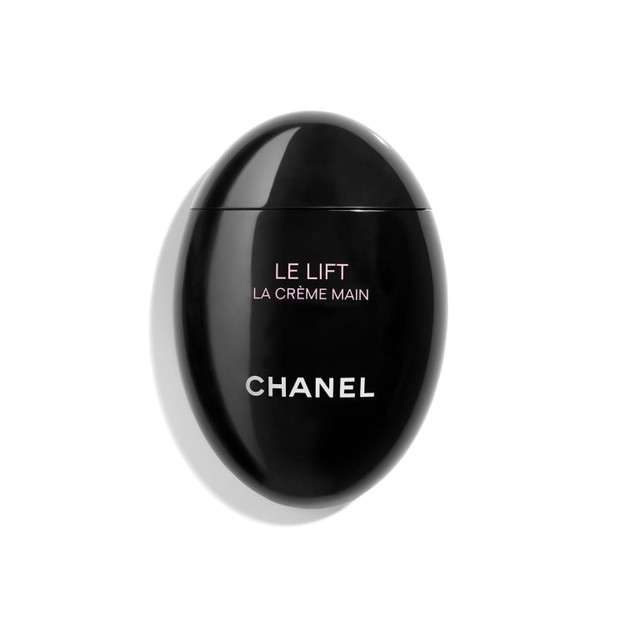 Chanel Le Lift La Crème Main/chanel.com Le Lift La Crème Main menjaga tangan tampak muda, dengan nutrisi yang intens tangan dipulihkan dengan sempurna dan kulit tampak lebih halus dan lebih kencang
