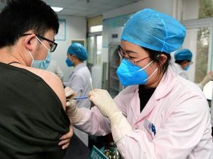 Kasus COVID-19 di China Meledak, Warga Malah Ogah Divaksin