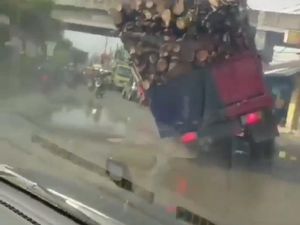 Injak Jalan Berlubang di Cikarang Bekasi, Truk Obesitas Terguling