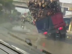 Jalan Berlubang, Truk Obesitas Angkut Kayu Terguling di Cikarang Bekasi