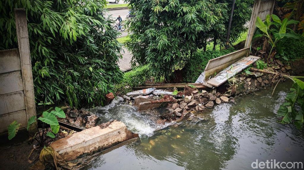 Diguyur Hujan, Saluran Air di Seberang RSPI Bintaro Jebol Diguyur Hujan, Saluran Air di Seberang RSPI Bintaro Jebol