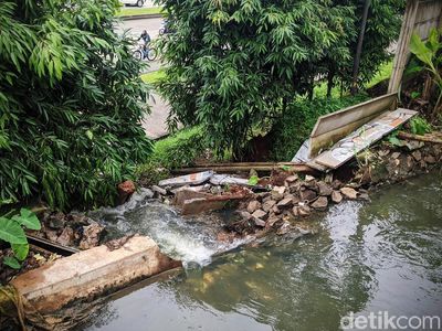 Diguyur Hujan, Saluran Air di Seberang RSPI Bintaro Jebol