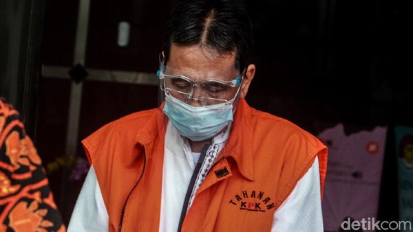 Eks Anggota DPRD Jabar Abdul Rozak Muslim Tertunduk di KPK