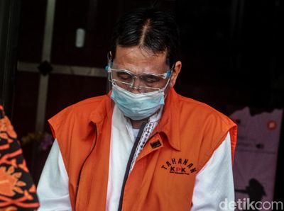 Eks Anggota DPRD Jabar Abdul Rozak Muslim Tertunduk di KPK