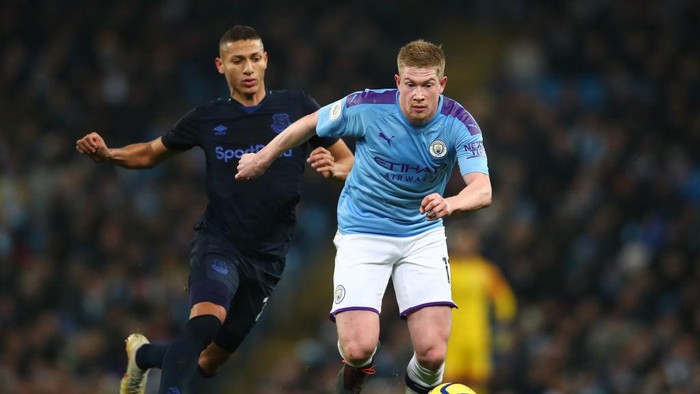 MANCHESTER, ENGLAND - JANUARY 01: Kevin De Bruyne of Manchester City controls the ball as Richarlison of Everton looks on during the Premier League match between Manchester City and Everton FC at Etihad Stadium on January 01, 2020 in Manchester, United Kingdom. (Photo by Clive Brunskill/Getty Images)