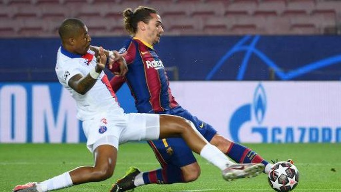 Barcelonas French midfielder Antoine Griezmann (R) challenges Paris Saint-Germains French defender Presnel Kimpembe during the UEFA Champions League round of 16 first leg football match between FC Barcelona and Paris Saint-Germain FC at the Camp Nou stadium in Barcelona on February 16, 2021. (Photo by LLUIS GENE / AFP)