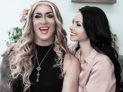 Istri Mantan Pegulat Ungkap Hubungannya dengan Suami yang Kini Transgender