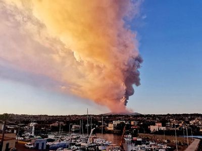 Gunung Etna di Italia Erupsi