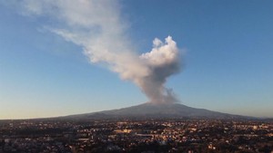 Video: Gunung Etna Erupsi, Penerbangan di Bandara Catania Italia Terganggu