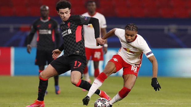 Liverpool's Curtis Jones challenges for the ball with Leipzig's Christopher Nkunku during the Champions League round of 16, first leg, soccer match between RB Leipzig and Liverpool at the Ferenc Puskas stadium in Budapest, Hungary, Tuesday, Feb. 16, 2021. (AP Photo/Laszlo Balogh)
