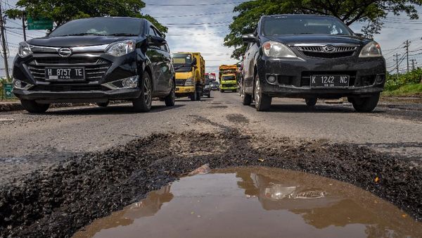 Hati-hati! Banyak Jalan Berlubang di Jalur Pantura Demak