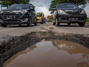 Hati-hati! Banyak Jalan Berlubang di Jalur Pantura Demak