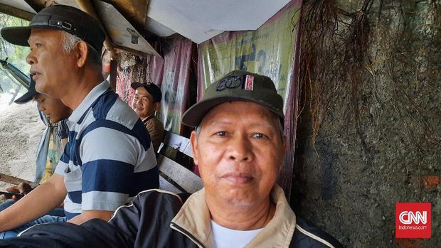 Jayadi, 60, warga kedoya utara, Jakbar, yang mengaku daerah rumahnya sudah biasa jadi langganan banjir, 16 Februari 2021. (CNNIndonesia/Yulia Adiningsih)