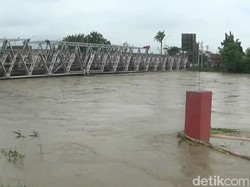 Ketinggian Air Sungai Level Merah, Jembatan Pemali Brebes Ditutup