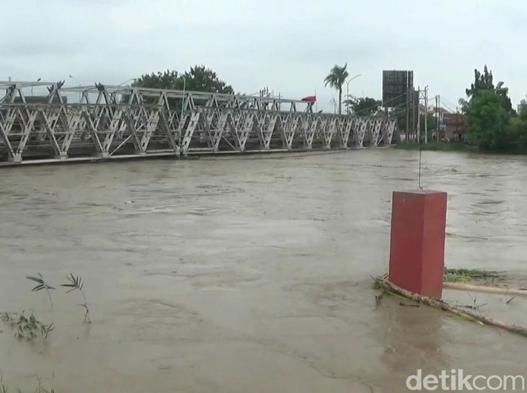 Ketinggian Air Sungai Level Merah, Jembatan Pemali Brebes Ditutup Ketinggian Air Sungai Level Merah, Jembatan Pemali Brebes Ditutup
