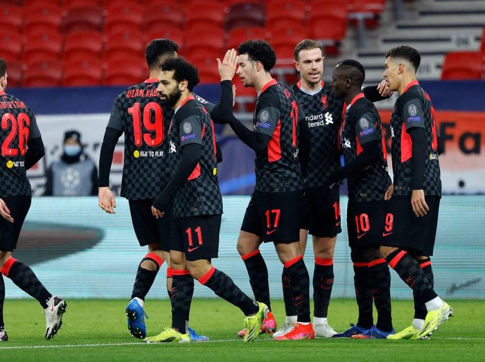 BUDAPEST, HUNGARY - FEBRUARY 16: Sadio Mane of Liverpool celebrates with team mates Jordan Henderson and Roberto Firmino after scoring their sides second goal during the UEFA Champions League Round of 16 match between RB Leipzig and Liverpool FC at Puskas Arena on February 16, 2021 in Budapest, Hungary. Liverpool face RB Leipzig at a neutral venue in Budapest behind closed doors after Germany imposed a ban on travellers arriving from the UK in an effort to prevent the spread of Covid-19 variants. (Photo by Laszlo Szirtesi/Getty Images)