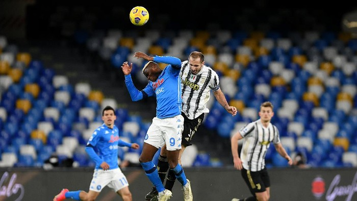 NAPLES, ITALY - FEBRUARY 13: Giorgio Chiellini of Juventus battles for a header with Victor Osimhen of Napoli during the Serie A match between SSC Napoli  and Juventus at Stadio Diego Armando Maradona on February 13, 2021 in Naples, Italy. Sporting stadiums around Italy remain under strict restrictions due to the Coronavirus Pandemic as Government social distancing laws prohibit fans inside venues resulting in games being played behind closed doors. (Photo by Francesco Pecoraro/Getty Images)