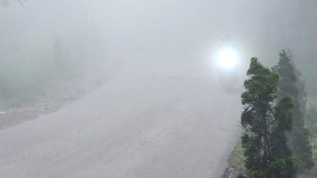 Kabut tebal di desa KRB 3 Gunung Merapi, Klaten, Rabu (17/2/2021).