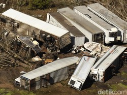 Angin Tornado di Selandia Baru Terbangkan Kontainer di Pelabuhan