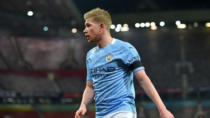 MANCHESTER, ENGLAND - JANUARY 06: Kevin De Bruyne of Manchester City looks on during the Carabao Cup Semi Final match between Manchester United and Manchester City at Old Trafford on January 06, 2021 in Manchester, England. The match will be played without fans, behind closed doors as a Covid-19 precaution. (Photo by Peter Powell - Pool/Getty Images)
