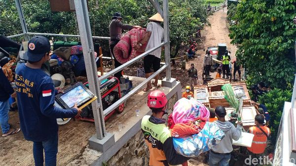 Korban Longsor Nganjuk Ramai-ramai Evakuasi Perabot Korban Longsor Nganjuk Ramai-ramai Evakuasi Perabot