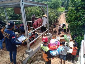 Korban Longsor Nganjuk Ramai-ramai Evakuasi Perabot
