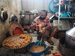 Telur Jadi Primadona Blitar, Pengusaha Kue Kecipratan Untung