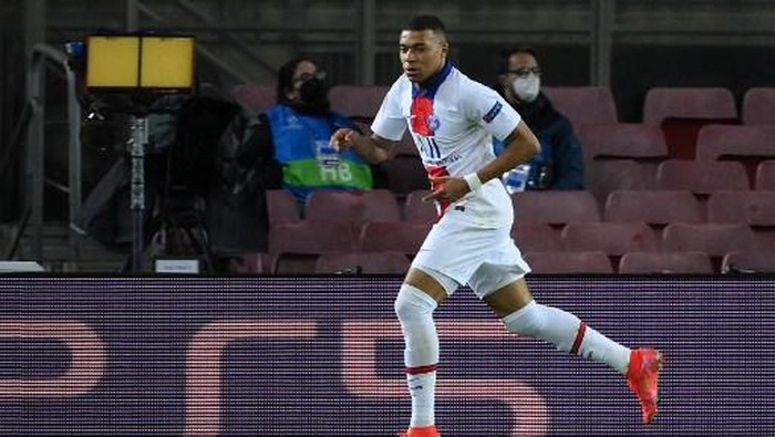 Paris Saint-Germains French forward Kylian Mbappe celebrates after scoring a goal during the UEFA Champions League round of 16 first leg football match between FC Barcelona and Paris Saint-Germain FC at the Camp Nou stadium in Barcelona on February 16, 2021. (Photo by LLUIS GENE / AFP)