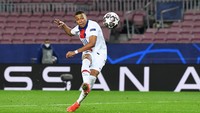 Sudah tiga musim terakhir ini, Real Madrid terus merayu Mbappe tetapi gagal karena dihadang PSG. Mbappe mengaku profesional (walau dongkol juga), akan mati-matian demi PSG baru setelahnya menuju Bernabeu (Getty Images)