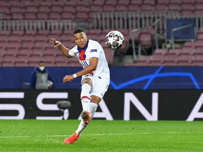 BARCELONA, SPAIN - FEBRUARY 16: Kylian Mbappe of Paris Saint-Germain scores their sides fourth goal during the UEFA Champions League Round of 16 match between FC Barcelona and Paris Saint-Germain at Camp Nou on February 16, 2021 in Barcelona, Spain. Sporting stadiums around Spain remain under strict restrictions due to the Coronavirus Pandemic as Government social distancing laws prohibit fans inside venues resulting in games being played behind closed doors. (Photo by David Ramos/Getty Images)