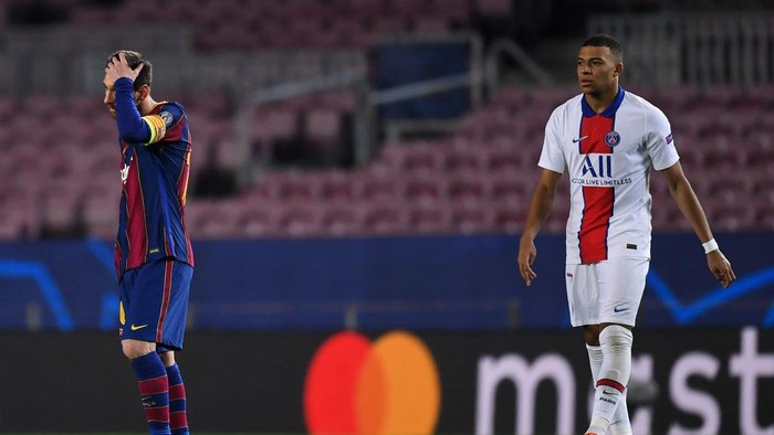 BARCELONA, SPAIN - FEBRUARY 16: Lionel Messi of FC Barcelona shows his dejection next to Kylian Mbappe of Paris Saint-Germain during the UEFA Champions League Round of 16 match between FC Barcelona and Paris Saint-Germain at Camp Nou on February 16, 2021 in Barcelona, Spain. (Photo by David Ramos/Getty Images)