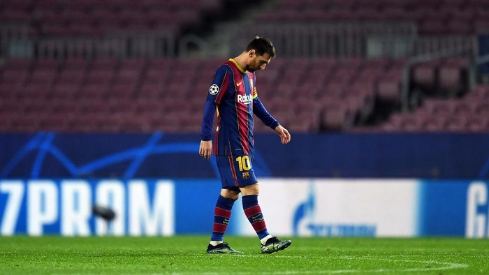 BARCELONA, SPAIN - FEBRUARY 16: Lionel Messi of FC Barcelona reacts after conceding their fourth goal during the UEFA Champions League Round of 16 match between FC Barcelona and Paris Saint-Germain at Camp Nou on February 16, 2021 in Barcelona, Spain. Sporting stadiums around Spain remain under strict restrictions due to the Coronavirus Pandemic as Government social distancing laws prohibit fans inside venues resulting in games being played behind closed doors. (Photo by David Ramos/Getty Images)