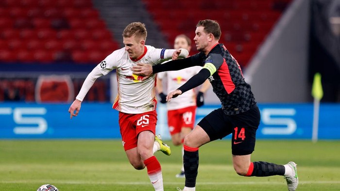 BUDAPEST, HUNGARY - FEBRUARY 16: Dani Olmo of RB Leipzig is challenged by Jordan Henderson of Liverpool during the UEFA Champions League Round of 16 match between RB Leipzig and Liverpool FC at Puskas Arena on February 16, 2021 in Budapest, Hungary. Liverpool face RB Leipzig at a neutral venue in Budapest behind closed doors after Germany imposed a ban on travellers arriving from the UK in an effort to prevent the spread of Covid-19 variants. (Photo by Laszlo Szirtesi/Getty Images)