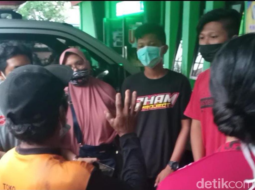 2 Keluarga Saling Klaim Jenazah Korban Longsor Nganjuk 2 Keluarga Saling Klaim Jenazah Korban Longsor Nganjuk