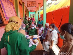 Pengungsi Longsor Nganjuk Mulai Mengeluh Sakit