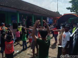 Pengungsi Korban Longsor Nganjuk Mendapat Trauma Healing