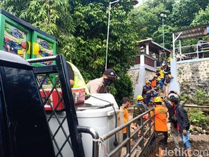 Korban Longsor Nganjuk Evakuasi Sisa Perabot yang Tersisa