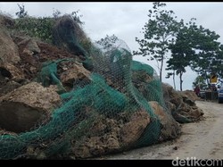 Diterjang Longsor, Akses Jalan Cianjur-Bandung Sempat Terputus