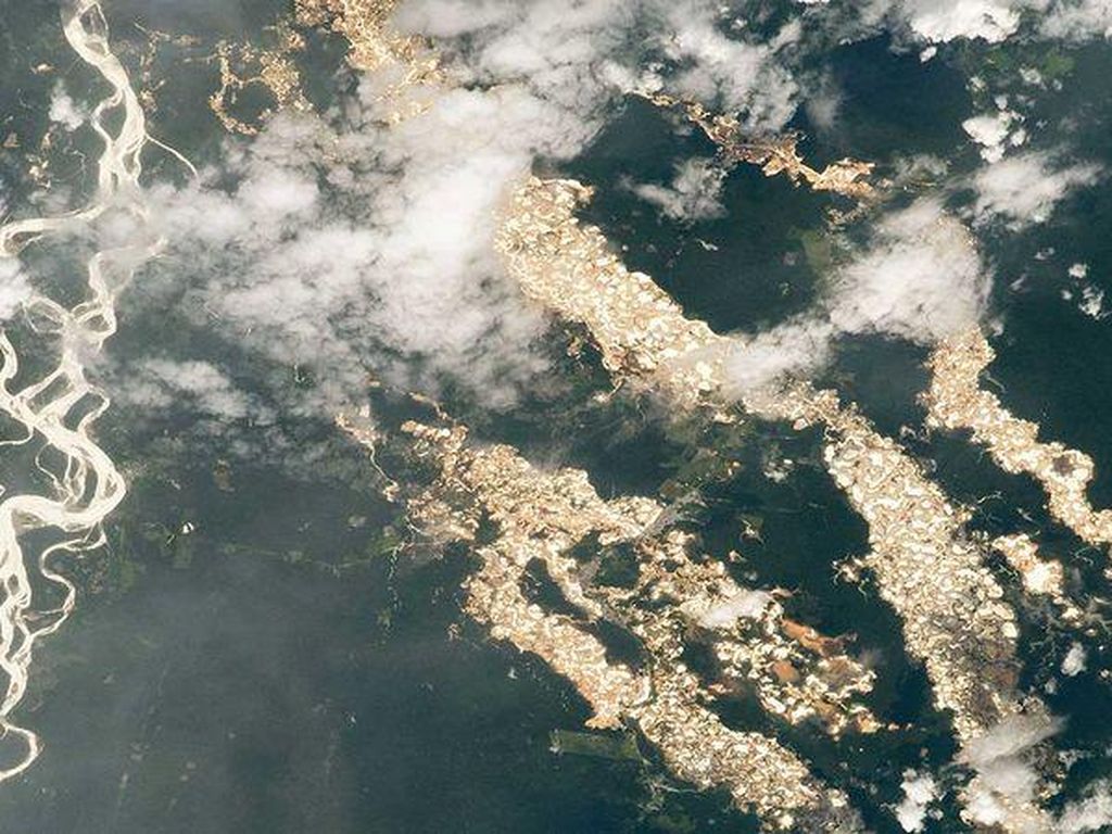 Fakta Menyedihkan di Balik Foto Sungai Emas yang Diambil NASA Fakta Menyedihkan di Balik Foto Sungai Emas yang Diambil NASA