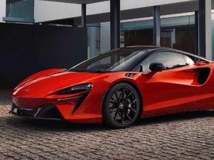 Kini McLaren Kawinkan Motor Listrik dengan Mesin V6