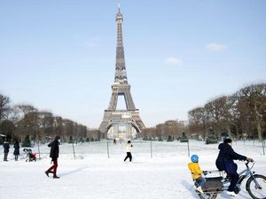 Saat Menara Eiffel Harus Diobor Biar Tidak Beku